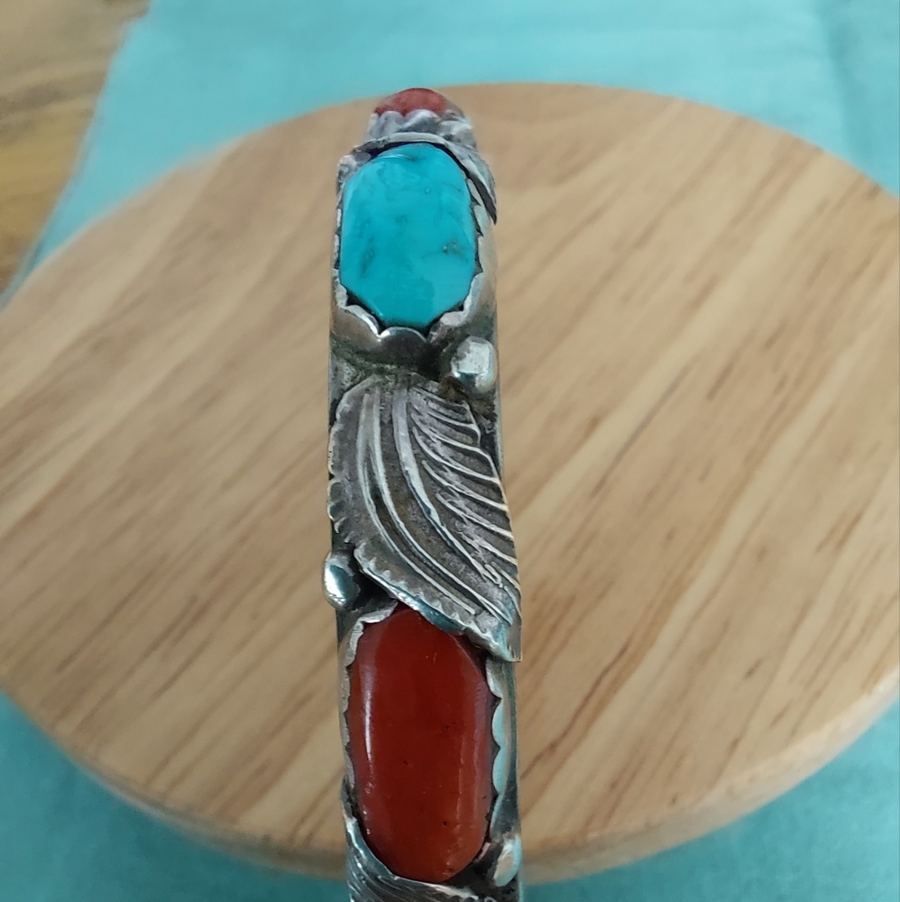 Bracelet-Simplicio Sterling Turquoise and RED Coral. 1/2" wide open cuff - Picture 5 of 7